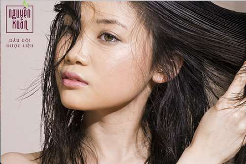 Chăm sóc tóc bết dính bằng cách vệ sinh mũ bảo hiểm