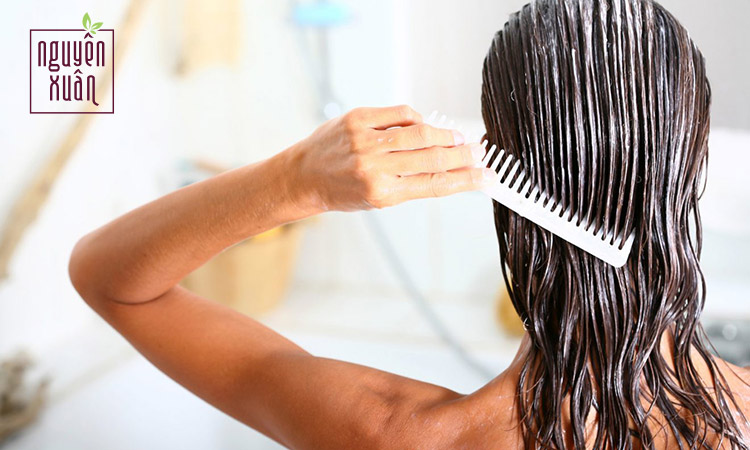 Gội đầu thường xuyên dễ khiến tóc bị khô xơ