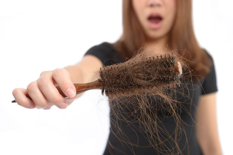 Tóc rụng nhiều là dấu hiệu tóc yếu