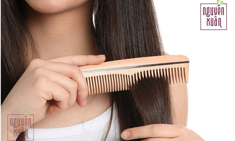 Một trong các nguyên nhân khiến tóc chẻ ngọn do thói quen xấu khi chăm sóc tóc