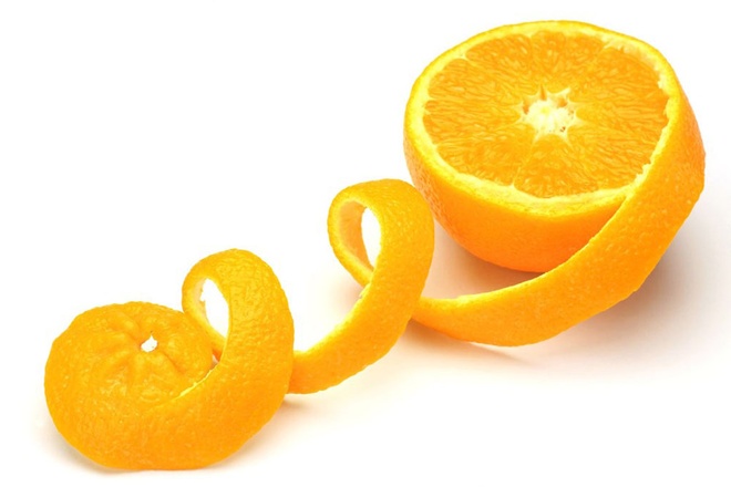 Lëkura e portokallit ndihmon në trajtimin e zbokthit dhe kujdesin mirë për lëkurën e kokës
