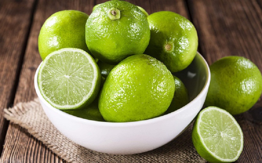    Limoni largon zbokthin, kruajtjen, ka veti antibakteriale dhe anti-inflamatore për lëkurën e kokës