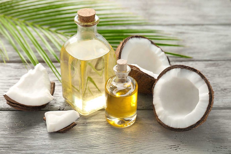 Vaji i kokosit përmban një sasi të madhe të lëndëve ushqyese të dobishme për flokët