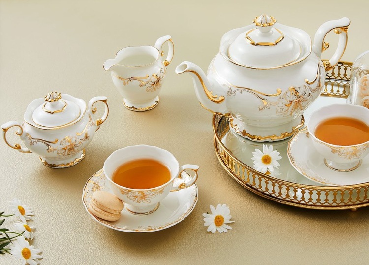 Thưởng thức trà ngon cùng bộ ấm trà sang trọng