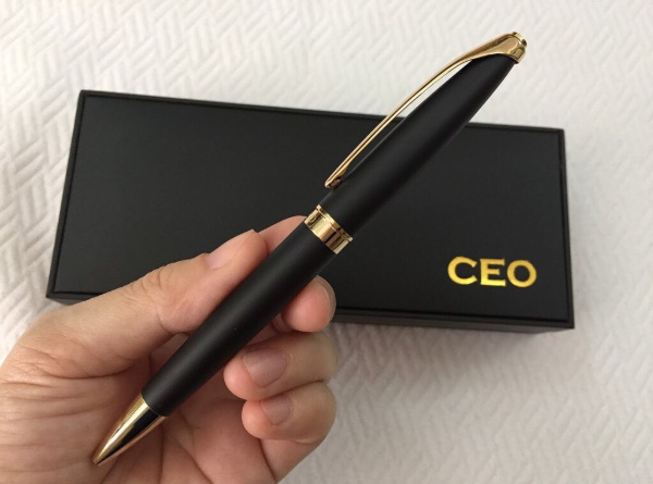 Một cây bút sang trọng sẽ là vật dụng thể hiện đẳng cấp của sếp