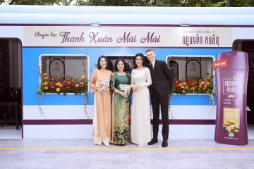 Nguyên Xuân tái hiện chuyến tàu Thanh xuân Mãi mãi, đem “Tiệm tóc thanh xuân” đến đường Hoa Nguyễn Huệ, TP.HCM