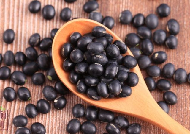 Mách bạn cách chữa tóc bạc sớm bằng đậu đen