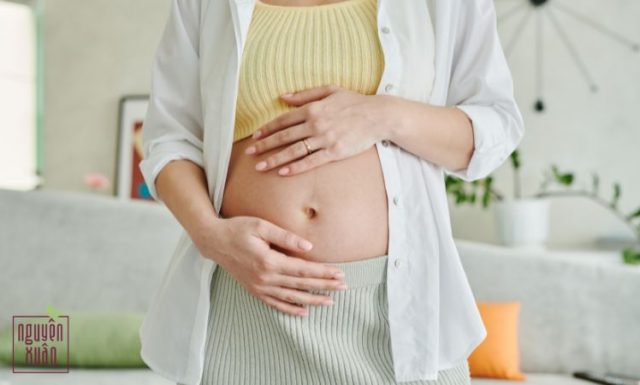 Bà bầu có nên gội đầu nhiều không? Cách gội đầu cho mẹ bầu an toàn, thư giãn