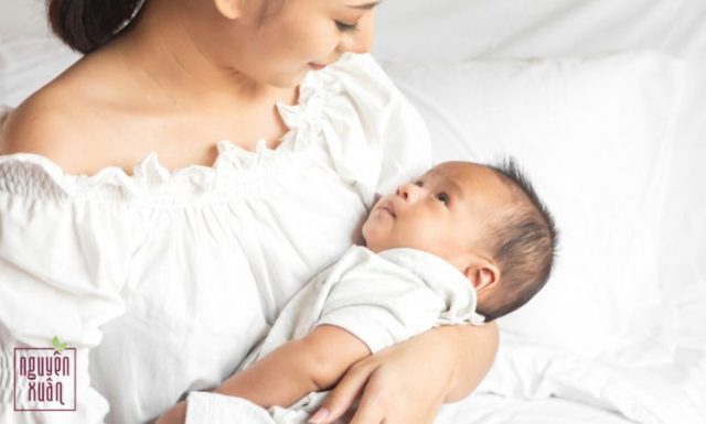 Sau sinh bao lâu được gội đầu bằng nước lạnh?