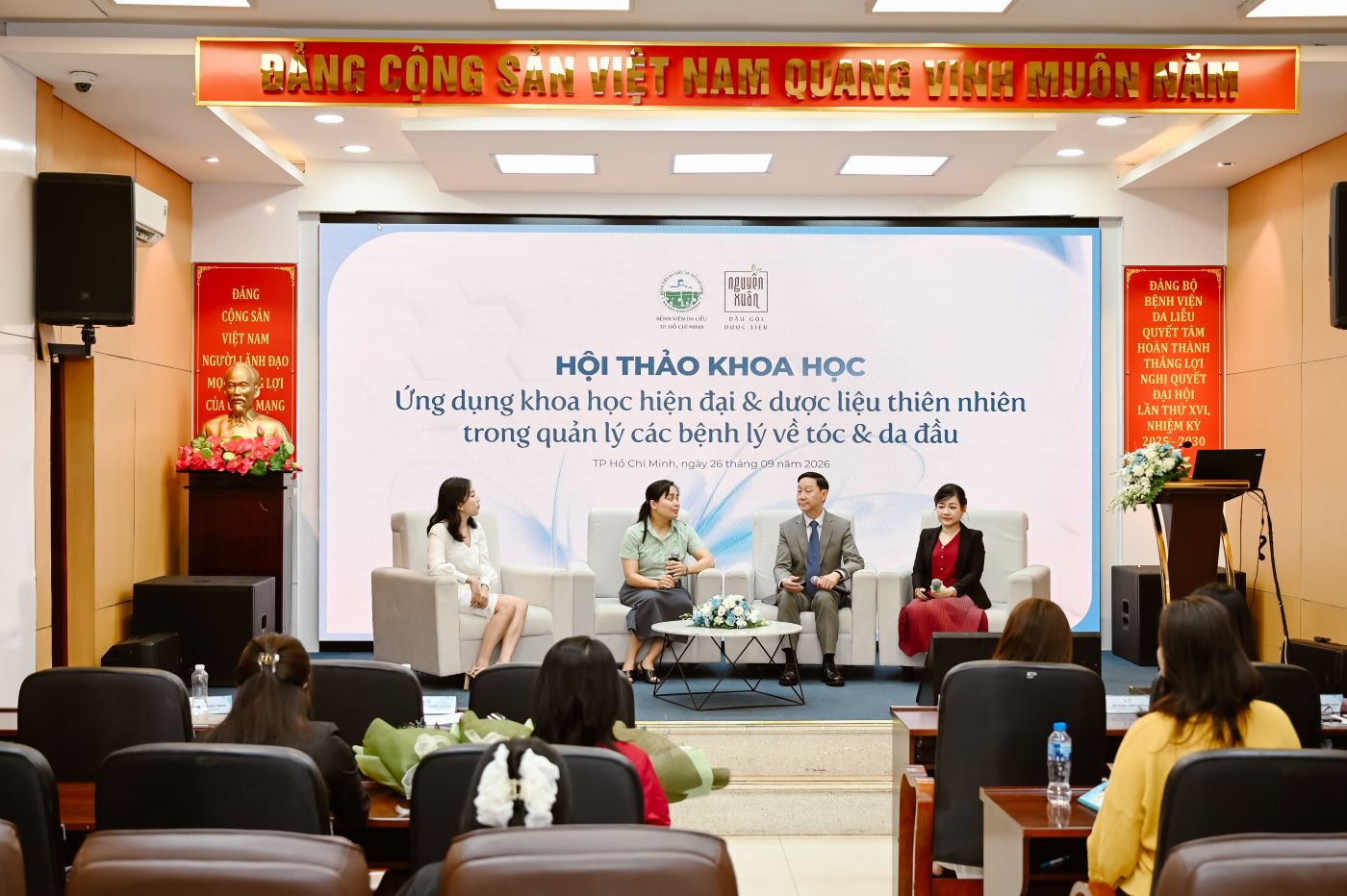 Sau các bài báo cáo, chương trình bước vào phần thảo luận từ các bác sĩ tham dự về vai trò của dược liệu cổ truyền phương Đông trong chăm sóc tóc và da đầu